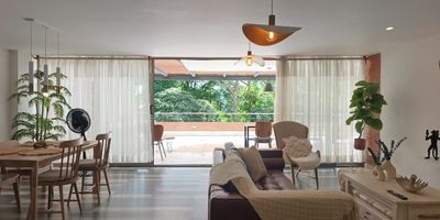 Apartamento AMOBLADO en arriendo y venta en unidad cerrada ubicada en sector exclusivo, entorno residencial, muy tranquilo, de poco flujo vehicular y tránsito de solo residentes, con fácil acceso a vías principales, rutas de transporte público, cerca de centros comerciales, restaurantes, supermercados y gran variedad de servicios complementarios de la zona.  Cuenta con piso en madera, puerta de seguridad, sala y comedor independientes, estudio, estar de tv, 3 alcobas con vestier y baño en la principal, baño social, cocina integral abierta tipo americano, alcoba y baño de servicio, cuarto útil, zona de ropas, terraza y parqueaderos paraleos cubiertos . Conjunto cerrado con ascensor y zonas sociales que incluyen salón social, parques infantiles, zonas verdes, vigilancia y portería 24 horas, citofonia y circuito cerrado de tv. Inmuebles sujetos a verificación de disponibilidad