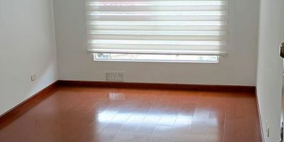 Venta de acogedor apartamento de 55 metros cuadrados, ubicado en el tercer piso, con vista exterior y acceso por escaleras. Cuenta con excelentes acabados que le dan un toque moderno y confortable. Consta de tres habitaciones, dos baños, sala comedor con buena iluminación, cocina integral en perfecto estado y zona de lavandería.

El conjunto residencial ofrece un ambiente tranquilo y familiar con salon comunal zonas verdes, parque infantil y vigilancia privada.

Tiene una ubicación estrategica cerca del Centro Comercial La Campiña, a pocos pasos de supermercados como D1, Ara, Exito y Surtimax, muy próximo a colegios, y con fácil acceso a paraderos del SITP y a vías principales.