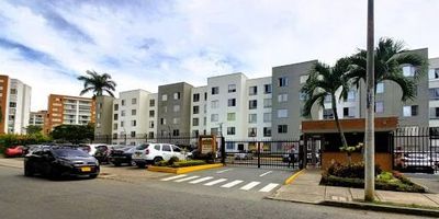 Naranjo Ltda. vende apartamento en conjunto residencial valle del Lili carrera 102 con 42-65, piso 3, cerca de Universidades, centros comerciales y estaciones del Mio. cuenta con excelente distribución, ventilación e iluminación natural. Consta de sala comedor, cocina integral, 2 alcobas, 2 closets, 1 estudio, 1 baño, y espacio en alcoba principal para adecuar el segundo baño. zona de oficios, La unidad cuenta con portería, 24-7, piscina adultos, niños, salón social, juegos infantiles, parqueadero comunitario. estrato 4. Aproveche esta excelente oportunidad agenda tú cita 3169472528- 3175580093- 3157075676- 3157200137- 0328816567