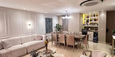 Este apartamento se encuentra en una zona de alto valor inmobiliario y crecimiento constante. Con una amplia área construida de 157 M2, este apartamento cuenta con 3 habitaciones, ideales para acomodar a toda la familia. Cada una de estas habitaciones cuenta con su propio baño, brindando privacidad y confort a cada miembro del hogar. Además, el apartamento cuenta con 1 garaje y deposito.
Acabados en mármol, carpintería de alta calidad, sistema de sonido integrado, conectividad total Internet de alta velocidad, automatización Domótica, cortinas y aires acondicionados incluidos, exclusiva cava de vinos y bar.