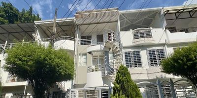 ¡Descubre esta excelente oportunidad de inversión en el tradicional barrio Samanes de Guadalupe, en el sur de Cali! Casa multifamiliar de 3 pisos independientes con 264 m² construidos, perfecta para generar rentas o vivienda familiar. El primer piso cuenta con antejardín, garaje descubierto, sala-comedor, cocina integral, patio, zona de oficios y 2 habitaciones, una de ellas con baño privado. El segundo piso ofrece 3 habitaciones con clósets, baño completo, sala-comedor, cocina integral, zona de oficios y balcón. El tercer piso también incluye 3 habitaciones, baño, sala-comedor, cocina integral y amplio balcón. Excelente ubicación con acceso por la Calle 16 y la Autopista Sur, cerca de centros comerciales como Cosmocentro, Centro Comercial del Sur y Santiago Plaza, además de colegios y clínicas. Valor: $750.000.000. ¡Ideal para vivir y rentar en una zona de alta valorización!