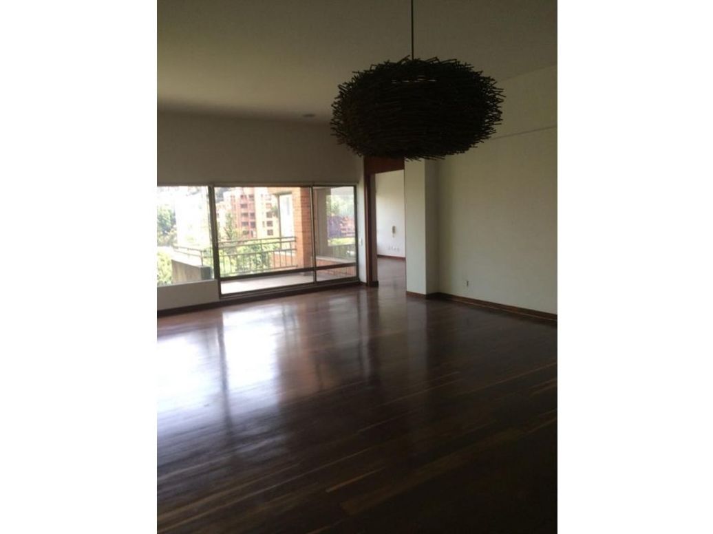 Apartamento de 3 alcobas en venta en Los Rosales, Bogotá, 235 m² · foto 2 de 11