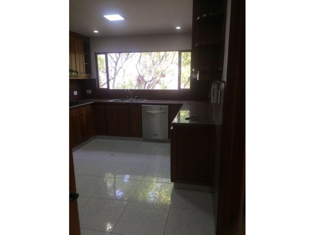Apartamento de 3 alcobas en venta en Los Rosales, Bogotá, 235 m² · foto 8 de 11