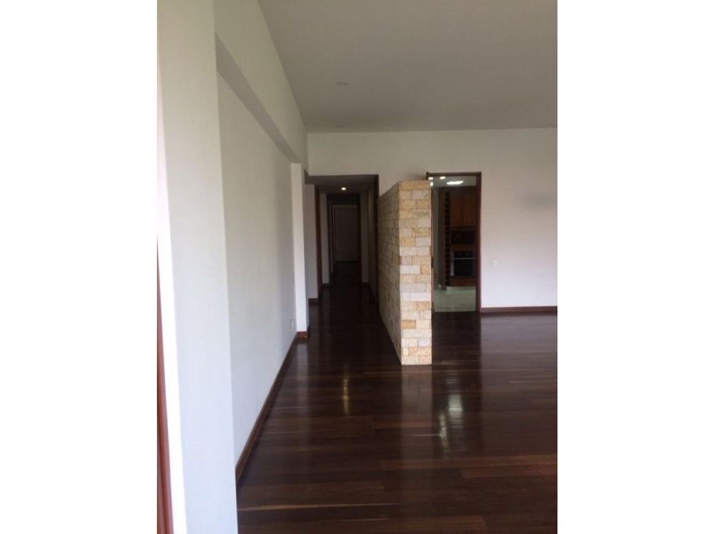 Apartamento de 3 alcobas en venta en Los Rosales, Bogotá, 235 m² · foto 3 de 11