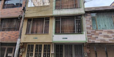 Se vende casa de 3 niveles en la localidad de Kennedy barrio Valladolid - El castillo

La casa consta de tres niveles, en los cuales se encuentra: En el primer piso tiene sala, baño social, cocina semi integral con el comedor incorporado y pisos en cerámica

En el segundo piso 2 habitaciones con closet y un baño con división en vidrio. 

En el tercer nivel, tiene dos habitaciones con closet, un baño completo, zona de lavado. En la parte posterior de la casa cuenta con una ampliación (considerada como un cuarto nivel):  "terraza cubierta" cuyo acceso es atraves de escalera con estrutura metálica y pasos en madera.

Ubicada cerca de la Avda. Ciudad de Cali, al parque Valladolid, humedal el burro, gimnasios y zonas residenciales, cerca encontrará paraderos de sitp y a pocos minutos se encuentra Homecenter del Tintal , universidad Uniagustiniana, C.C. Tintal Plaza y biblioteca el Tintal entre otros.
