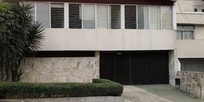 Casa en niveles cerca a la estatua de Belalcázar cuenta con dos parqueaderos, 5 habitaciones, 5 baños, cocina integral, cocineta, patio de ropas, patio, sala comedor. Para destino comercial, área aprox. 450 mtrs2.