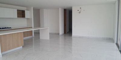 Espectacular apartamento para estrenar de 204 m² lado sombra, cuenta con: sala, comedor, Balcón con vista panorámica de 180°, tres alcobas con excelente iluminación natural, cuatro baños bien distribuidos y con acabados de lujo, cuarto y baño de servicio, Cocina integral, zona de labores, dos parqueaderos y depósito. A pocos minutos de Buenavista, con excelente acceso a vías principales, centros comerciales, colegios, en excelente sector de la ciudad barrio Rio Alto.