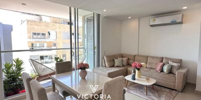 Vendo hermoso apartamento, ubicado en el hermoso departamento de Atlántico. Este inmueble cuenta con una amplia área construida de 95 M2, distribuida en 2 habitaciones y 2 baños, lo que lo hace perfecto para una familia pequeña o una pareja que buscan un espacio acogedor y cómodo para vivir.
Cuenta con excelentes acabados y una excelente distribución para garantizar el confort y la comodidad de sus habitantes e incluye aires acondicionados.
Una de las características más destacadas de este inmueble es su hermoso balcón, que permite la entrada de luz natural. Este apartamento también cuenta con un espacio perfecto para utilizar como estudio, depósito y zona de labores. Su ubicación privilegiada permite el acceso a los principales centros comerciales de la zona, así como colegios y universidades de renombre, perfecto para aquellos que desean ofrecer una educación de calidad a sus hijos. 
Cuenta con zonas comunes como jardín, zona infantil, piscina, gimnasio y sauna.