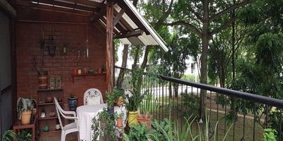 Apartamento ubicado en Las Quintas de Don Simón, 1 piso con altura de un 3 piso, 112 mts, ascensor piso intermedio, 3 alcobas, 3 baños, salacomedor, cocina integral grande y ventilada, estudio, terraza grande con excelente vista exterior a zona verde, admon$ 400.000, la unidad está ubicada en un sector seguro y tranquilo, 1 parqueadero en sótano, zona social con piscina de adultos y niños, kiosco, juegos de niños, zona BBQ. A un lado de la unidad queda 1 parque grande para realizar diferentes deportes o compartir en familia, está cerca a colegios, universidades, jardín plaza, unicentro, alkosto, y avenidas como la pasoancho, Kra.70, facil movilidad.