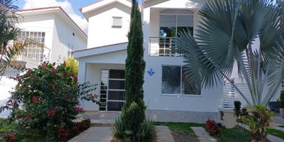 EXCELENTE CASA MODERNA  EN ZONA TRANQUILA , ANTEJARDIN , SALA COMEDOR , BAÑO  SOCIAL , COCINA  MODERNA  ABIERTA , ZONA DE OFICIO, PATIO, SEGUNDO PISO SALA DE TV O ESTUDIO , BAÑO DE ALCOBAS , TRES  ALCOBAS  CON CLOSET PRINCIPAL CON BAÑO Y BALCON , ZONAS VERDES, JARDINES , JUEGOS INFANTILES , AREA COSTRUIDA  200 M2  , VENTA $ 750.000.000   , ALQUILER  $ 2.300.000 INCLUIDA ADMINISTRACION ($ 119.900 )   VIA  RIO CLARO  JAMUNDI  KILOMETRO  4,  INFO CARLOS LOPEZ  3188810868 , 3150001940 , 6024056884  , www.clinmobiliaria.com