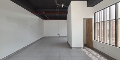 Buscas local comercial  en arriendo en pinares?
Tenemos este local comercial disponible en arriendo con un area de 50 metros cuadrados, estrategicamente ubicado en una de las zonas mas reconocidas y transitadas de la ciudad como lo es pinares. Este espacio es ideal para negocios que buscan alta visibilidad, afluencia constante de publico y facil acceso tanto vehicular como peatonal.
El local cuenta con una fachada de gran exposicion, ideal para exhibicion de marca y productos ya que es un local esquinero, y posee una distribucion funcional que permite adaptarlo a diversos tipos de negocios: boutiques, cafeterias, oficinas, estudios creativos, entre otros.No esperes mas comunicate con nosotros.