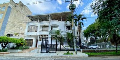 ¡Vive con estilo y en una excelente ubicación en El Ingenio! Espectacular casa de 3 pisos + parqueadero. 443 m² construidos sobre un lote de 220 m². El parqueadero con espacio para 3 vehículos (2 internos y 1 externo), acceso vía portón eléctrico. En el primer piso encontrarás dos salas sociales, comedor independiente, estudio u oficina, sala de TV, cocina integral, patio, zona de ropas y habitación del servicio con baño. En el segundo piso encontrarás 4 habitaciones, todas con aire acondicionado; la principal con vestier, baño privado y balcón con vista externa. Otras dos habitaciones con baño privado y una de ellas con vestier, baño de alcobas y una sala de TV con balcón. El tercer piso ofrece una terraza de dos niveles, ideal para reuniones, zona BBQ o descanso al aire libre. Ubicada en una de las zonas más valorizadas del sur de Cali, con acceso por vías principales como la Avenida Simón Bolívar. Cerca de parques, zonas comerciales y transporte. ¡Una propiedad que lo tiene todo!