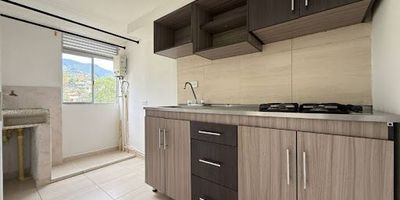 Apartamento en arriendo con dos habitaciones, sala comedor, cocina integral, dos baños, red de gas, calentador y zona de ropas. La unidad residencial ofrece piscina, salón social, zona de barbacoa, parque infantil y zonas verdes. Cerca de colegios, iglesias, supermercados y con fácil acceso a rutas de buses y alimentador. Contáctanos en Epicasa y haz realidad tu nuevo hogar.