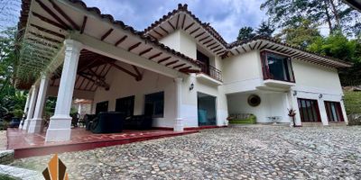 Casa campestre en venta en El Poblado, Los Balsos.
Vive rodeado de naturaleza en esta exclusiva casa campestre independiente de 900 m² construidos en un lote de 2.200 m². Con 7 habitaciones cada una con baño y Vestier, estudio, habitación de servicio, sala comedor con chimenea, cocina integral, balcón, patio, zona de ropas y terraza. Cuenta con 9 baños y parqueadero para 10 carros, perfecta para familias grandes o como inversión en alojamiento turístico.

Está ubicada en una zona residencial tranquila y estratégica, con fácil acceso por la Av. Las Palmas y Av. Los Balsos, a minutos del centro comercial El Tesoro y múltiples servicios.

Incluye amplias zonas verdes, quebrada propia, zona BBQ, video-portero, CCTV y parqueadero para visitantes.

¡Una propiedad que combina exclusividad, naturaleza y ubicación! Contáctanos.