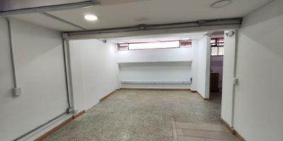 Se arrienda oficina en envigado mall Villa grande por toda la avenida el poblado y rodeado de negocios gastronomicos como wajaca y pollos Frisby esta oficina esta ubicada en el segundo piso del mall comercial y  tiene 70 m2 con un mezanine de 30 m2 ideal para bodega o archivos los parqueaderos del mall son comunes y gratis. La oficina cuenta con 2 banos y aire acondicionado. que esperas ? contactanos. Valor $ 4.300.000 + IVA no paga administracion 