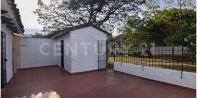 Casa de un piso en estrato 4 en el barrio El Refugio al sur de Cali. Construcción amplia o espaciosa, sólida en ladrillo macizo, estilo colonial y techos altos con vigas a la vista en madera de cedro del Caquetá. Buena ventilación y mucha luz natural. 
Se tiene cocina amplia y baño principal ambos recientemente reformados como también, puertas nuevas en las 
habitaciones.  
Casa de un solo dueño. Vecindario de propietarios adultos mayores. Normas de convivencia y muy seguro para niños por sus zonas verdes privadas. Tiene excelentes posibilidades de modificación y ampliación.
Casa un solo piso con área lote de: 208 Mts². (10 Mts. frente x 20.8 Mts. fondo). 
Área construidos: 170 Mts². 
Cuenta con jardín comunal escriturado: 64.32 mts², Que hace parte del total de 760 Mts². 
- Garaje Amplio. 
- Patio anterior o segundo garaje. 
- Sala y comedor. 
- Cocina moderna. 
- Zona de oficios. 
- Alcobas (3) con closet empotrados. 
- Estudio o alcoba (1). 
- Patio interno o posterior. 
- Jardín o zona verde comunal escriturado.