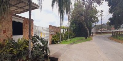 Esta hermosa propiedad para estrenar, ubicada en la vía de Ginebra-Buga,  por su cercanía a  Santa Elena y alrededores, posee famosos restaurantes, reconocidos por sus platos típicos, tiene en su haber diversos atractivos turísticos entre los que se encuentra el Festival de Música Colombiana "El Mono Núñez"
Esta propiedad con 700 m2 construidos es su lugar ideal, su moderna construcción, su techo a una altura de 6m permite que en conjunto con el cubrimiento del techo line en su interior una frescura única a todos sus espacios, esta casa diseñada para tener todas las comodidades de la vida actual, con 5 amplias habitaciones cada una con su baño, más cuarto de servicio con baño, sala-comedor con espacio muy amplio para adaptar la cocina a su gusto, cuarto de estudio, sala de tv, cuarto de maquinas, zona de oficios, piso en porcelanato, lamparas solares, circuito cerrado, jardines con plantas exóticas, parqueadero cubierto para 4 vehículos y parqueadero visitantes. AGENDA TU VISITA!!