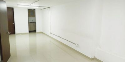 Local muy bien ubicado amplio e iluminado, de dos ambientes cuenta con cocina sencilla y baño, servicios incluidos. 
