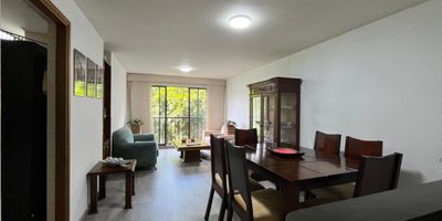 Apartamento en venta en unidad cerrada ubicada en un sector residencial, de fácil acceso desde la principal, rutas de transporte público, cerca a  centros comerciales, supermercados, almacenes de cadena, restaurantes, hoteles y gran variedad de servicios complementarios del sector. Cuenta con piso en madera laminada, sala comedor, 3 alcobas con vestier y baño en la principal, baño social, cocina integral cerrada, alcoba y baño de servicio, cuarto útil, zona de ropas y parqueadero independiente cubierto.  El conjunto cuenta con ascensor, amplias zonas verdes, vigilancia y portería 24 horas y circuito cerrado de tv.Inmuebles sujetos a verificación de disponibilidad