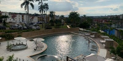 “En la avenida Sur, la ubicación más estratégica de Pereira, junto al comando de policía, junto a centros comerciales como Alkosto y Homecenter y a 15 minutos del Centro Comercial Arboleda y del Aeropuerto.”

 

No solamente la arquitectura del edificio que es única, además son únicas sus calidades y acabados, apartamento con domótica, ventanas de PVC con doble vidrio y doble muros a fachada que le dan una total insonorización, cocina termolaminada con mesón de Quarzon, grandes terrazas que le dan su protagonismo para poder disfrutar del clima y las vistas en familia y con los amigos.

 

Y qué decir de la seguridad junto al comando de Policía con doble control de portería 24/7, salones sociales, parque infantil zona bbq . Y con la compra de su apartamento recibe gratis la membresía del club construido en su primera fase con una de las piscinas más lujosas de Colombia  y Club de Pádel.
