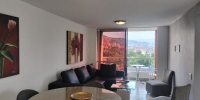 Apartamento AMOBLADO en arriendo en unidad cerrada, ubicada cerca a centros comerciales, restaurantes, colegios y rutas de transporte público, tiene fácil acceso desde la avenida principal y servicios complementarios del sector. Cuenta con piso en cerámica, sala comedor, estudio, estar de tv, 2 alcobas con closet y baño en la principal, baño social, cocina integral abierta, zona de ropas, balcón y parqueadero independiente cubierto. Conjunto cerrado con ascensor, zonas sociales completas que incluyen piscina, gimnasio, salón social, sauna, turco, parques infantiles, zonas verdes, vigilancia y portería 24 horas y circuito cerrado de tv.Inmuebles sujetos a verificación de disponibilidad