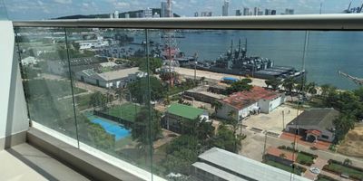 Arriendo hermosa oficina de 39 M2 con hermosa vista , 1 baño, 1 parqueadero, planta con cobertura total, dentro de las características exteriores se destacan lobby, gimnasio,salón comedor, parqueaderos visitantes, salón de eventos,planta cobertura total.Sector comercial en expansión, cerca a restaurantes, supermercados, droguerías, hoteles, transporte publico. Además de estar en una zona con fácil acceso.