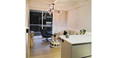 Este moderno apartamento tipo loft está ubicado en uno de los sectores con mayor crecimiento urbanístico y valorización de Rionegro, a sólo 20 minutos del Aeropuerto Jose María Córdova y cercano al Hospital San Juan de Dios y el centro comercial San Nicolás.  Cuenta con acabados modernos y un diseño que permite el mejor aprovechamiento de cada espacio, una alcoba muy amplia con baño y vestier, baño social, cocina integral abierta con mesones en piedra sinterizada, balcón de muy buen tamaño con una hermosa vista verde, zona de ropas y parqueadero privado.  La unidad ofrece diferentes zonas comunes como piscina de adultos y niños, gimnasio, coworking, salón de eventos, cancha, juegos infantiles y zona de mascotas. 
