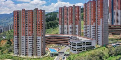 Hermoso apartamento ubicado en Robledo pajarito, sector reconocido por su gran desarrollo urbanístico, valorización y cercanía a diferentes sitios de interés, como tiendas, colegios, restaurantes y por tener buenas rutas de transporte público, así como rutas integradas al metrocable.  El apartamento está completamente terminado y cuenta con 3 alcobas, cada una con closet y persianas, baño en la alcoba principal y baño social, cocina integral con barra, calentador a gas, balcón con una hermosa vista a la ciudad, además cuenta con parqueadero privado para carro.  La unidad ofrece amplias zonas comunes como piscina, salón de juegos, salón social, gimnasio, zona BBQ, juegos infantiles, cancha de futbol y portería las 24 horas.
