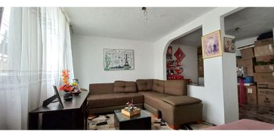 CODIGO: 9136FR786 Se vende tradicional casa en Ciudad Jardín Norte, ubicada cerca de la calle 134 con Avenida Boyacá. Cuenta con once habitaciones, cuatro baños, sala, comedor, cocina, patio, terraza, estudio y garaje.

En el primer piso, dispone de un apartamento totalmente independiente con dos habitaciones, sala, comedor, cocina y baño.

Esta propiedad está ubicada en una zona residencial tranquila y segura, con buen acceso al transporte público cercano, así como también colegios, parques y zonas verdes.

Si estás buscando una casa amplia y cómoda en una ubicación privilegiada, esta es la opción perfecta para ti. No pierdas la oportunidad de adquirir esta vivienda unifamiliar en una de las mejores zonas de la ciudad. ¡Contáctanos ahora para más información y para agendar una visita!

           
