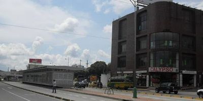 ARRIENDO PREDIO , Estratégica ubicación con acceso a principales vías de la ciudad.

Tres pisos de 559 m2 c/u, totalmente insonorizados y adecuados para discotecas con 6 ambientes independientes.

Red contra incendio.

Red cableado estructural con cuarto de control.

Sub-estacion electrica 175 kva.

Baterias de baños dobles en cada piso.

Areas libres sin columnas.

Alturas piso-techo de 3.50 y 5.50. 

Parqueadero motos en sotano de 523 m2.

Uso suelo : Multiple tipo uno.

8. Estrato 4

Area total 2.147 m2.
Canon mensual
$ 38'000.000 mas iva.

Ocupacion: Inmediata.
