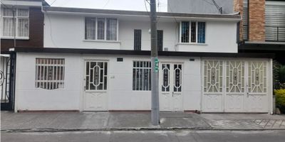 CODIGO: 9137FR081 SE VENDE CASA EN NORMANDIA, construida en un Lote de 11 metros de frente por 30 de fondo, para un total de 330 metros de Terreno y 485 metros cuadrados de construcción. Consta de 09 habitaciones, seis baños, sala, comedor principal y comedor auxiliar, cocina integral, un patio amplio cubierto, zona de lavado (instalación para lavadora y secadora a gas ) un local y garaje para tres o cuatro vehículos. Asi mismo,Terraza y deposito. 
Esta acogedora casa ofrece las siguientes oportunidades: Para fábrica o empresa, Para hogar geriátrico, Para hotel, hostal o vivienda turística, Vivienda para familia grande. SE ACEPTA PERMUTA COMO PARTE DE PAGO. Para mayor información CONTÁCTANOS! 
