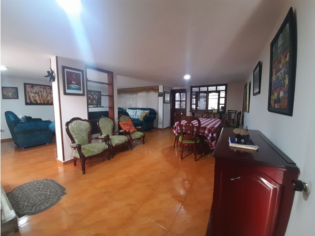 Casa de 9 alcobas en venta en Normandía, Bogotá, 485 m² · foto 3 de 17