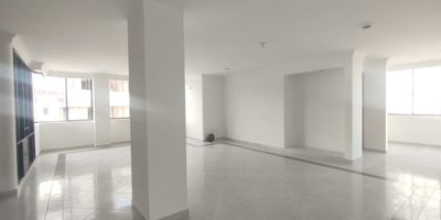 Apartamento en arriendo en Pinares en unidad cerrada, cerca a rutas de transporte público y servicios complementarios de la zona. Cuenta con salacomedor, pisos en cerámica, cuatro habitaciones, dos baños, cocina integral en mesón de acero, estufa, calentador a gas, área de servicios y zona de ropas. La unidad posee de dos parqueaderos cubiertos con cuarto útil, ascensor, piscina, salón comunal y parques infantiles. Además posee de circuito cerrado de tv, portería y vigilancia las 24 Horas. Inmuebles sujetos a verificación de disponibilidad. Arriendo Álamos Pereira