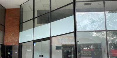 Descubre este amplio local de 270 metros cuadrados ubicado en una zona privilegiada. Con un diseño moderno y funcional, cuenta con 1 espacios versátiles y 1 baños. Ideal para emprender tu negocio y captar la atención de clientes potenciales. Aprovecha esta oportunidad única para expandir tus horizontes comerciales. ¡No dejes pasar esta oportunidad!
Barrio CAPRI Local Comercial sobre Avenida Pasoancho con Mezanine y Oficina y Área de Bodega Baños, Cocineta y Plazoleta, Fachada en vidrio, Parqueadero en sótano, Porteria con Vigilancia 24 Horas. INFORMES: 3117039168 VIVIANA MONTAÑO