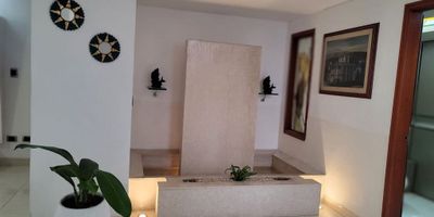 Descubre esta majestuosa casa con 6 habitaciones y 5 baños en , con 520 metros cuadrados de elegancia y comodidad. Sus amplios espacios te invitan a disfrutar de momentos inolvidables en familia. Con 2 parqueaderos para tu conveniencia. Vive en un lugar donde cada rincón cuenta una historia de lujo y confort. ¡Bienvenido a tu nuevo hogar! Contacto 320 5792694