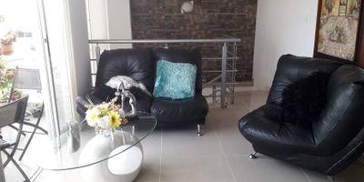 Apartamento duplex en venta en el conjunto Oasis de mardel el cual posee una zona social completa piscina para niños y adultos con vista panoramica de la ciudad, zonas BBQ con vista panoramica, jacuzzi, sauna, salones sociales, gimnasio, zona infantil, cancha multiple, viligancia, parqueaderos, ascensor y porteria. El precio de venta es negociable. Escribenos y agendamos cita para conocer el inmueble