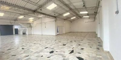 BODEGA EN ARRIENDO  CIUDAD JARDÍN SUR. Ubicación estratégica   alto flujo vehicular. Dirección Cra. 10 con 13A.  Área construida 400 m aproximadamente. Altura libre 5 metros. Ubicación premium frente al D1 de Ciudad Jardín Sur. Este espacio industrial y comercial es ideal para almacenamiento logístico, centros de distribución, talleres especializados, puntos de venta mayorista o empresas en crecimiento que buscan posicionarse en un sector altamente visible y de constante movimiento. Beneficios clave Punto esquinero con excelente exposición comercial, Acceso inmediato por la Carrera 10  una de las vías principales del sur de Bogotá, Frente al comercio de alto flujo supermercados, talleres, distribuidores, minoristas, Espacio amplio, techos altos y acceso vehicular,  Contáctanos hoy mismo. Especialista en espacios comerciales con alto potencial. ¡No dejes pasar esta oportunidad de crecimiento!