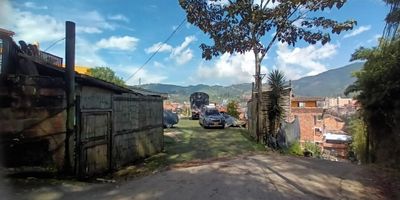 Este lote comercial para alquiler se encuentra ubicado en Caldas, Antioquia, una zona en constante crecimiento y desarrollo empresarial. Con una amplia área construida de 2000 M2, este lote ofrece una gran oportunidad para establecer tu negocio en una ubicación estratégica. En su interior, contarás con servicios básicos como agua y electricidad, lo que facilitará el funcionamiento de tu empresa sin tener que preocuparte por los servicios básicos. Estas características internas brindan comodidad y eficiencia para el desarrollo de tus actividades comerciales. Pero no solo eso, este lote también cuenta con características externas que lo hacen aún más atractivo. El parqueadero para visitantes es una ventaja adicional para tus clientes, ya que les brinda comodidad y facilidad de acceso al momento de visitar tu negocio. Esto también se traduce en una ventaja competitiva para ti, ya que tus clientes podrán contar con un espacio para estacionar sin tener que preocuparse por buscarlo en la zona. Además, la ubicación de este lote es estratégica, ya que se encuentra en una zona de alto tránsito y visibilidad, lo que se traduce en una mayor exposición para tu negocio. No solo tendrás la oportunidad de atraer a nuevos clientes, sino que también podrás ofrecerles una ubicación conveniente y accesible. En resumen, este lote comercial para alquiler en Caldas, Antioquia, es la opción ideal para aquellos emprendedores que buscan establecer su negocio en una zona en crecimiento y con una excelente ubicación. Con sus características internas y externas, este lote te brinda todas las ventajas necesarias para el éxito de tu empresa. ¡No pierdas la oportunidad de ser parte de este crecimiento y contáctanos hoy para más información!
