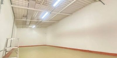 BODEGA EN ARRIENDO – CIUDAD JARDÍN SUR. Ubicación estratégica   alto flujo vehicular. Dirección: Cra. 10 con 13A.  Área construida: 600 m² aproximadamente. Altura libre: 5 metros, Zona de cargue y descargue   parqueaderos exteriores, Ubicación premium en esquina – frente al D1 de Ciudad Jardín Sur. Este espacio industrial y comercial es ideal para almacenamiento logístico, centros de distribución, talleres especializados, puntos de venta mayorista o empresas en crecimiento que buscan posicionarse en un sector altamente visible y de constante movimiento. Beneficios clave: Punto esquinero con excelente exposición comercial, Acceso inmediato por la Carrera 10ª – una de las vías principales del sur de Bogotá, Frente al comercio de alto flujo: supermercados, talleres, distribuidores, minoristas, Espacio amplio, techos altos y acceso vehicular,  Contáctanos hoy mismo. Especialista en espacios comerciales con alto potencial. ¡No dejes pasar esta oportunidad de crecimiento!