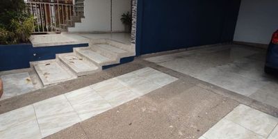 Descubre esta encantadora casa ubicada en una zona privilegiada. Con 3 habitaciones y 2 baños, este hogar ofrece comodidad y amplitud para toda la familia. Con 112 metros cuadrados, cada espacio ha sido cuidadosamente diseñado para brindar confort y funcionalidad. Además, cuenta con 1 parqueadero para tu comodidad. No pierdas la oportunidad de vivir en este acogedor lugar que te brindará la tranquilidad que tanto deseas. ¡Ven y haz de esta casa tu nuevo hogar!