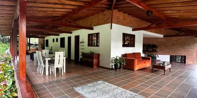 VENDO FINCA EN RIONEGRO 
 $3.000.000.000 
 CODIGO 3160 
 - 3900m CUADRADOS TOTALES
 - 500m CONSTRUIDOS 
 - CASA DE 3 NIVELES 
 - ESTRATO 4 
 - 9 HABITACIONES 
 - 8 BAÑOS 
 - COCINA INTEGRAL 
 - RED DE GAS 
 - 2 SALAS  
 - COMEDOR 
 - CALENTADOR 
 - PATIO 
 - PISO EN CERAMICA 
 - PARQUEADERO CUBIERTO PARA 2 VEHICULOS 
 - CUARTO UTIL 
 - CERCA A COLEGIOS, BANCOS Y CENTROS COMERCIALES 
