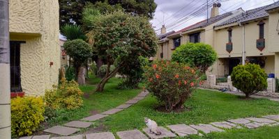 Hermosa casa en conjunto residencial a tan solo una cuadra de la Autopista Norte, cerca a zonas comerciales, parques y transporte público. Esta casa de dos plantas cuenta con sala comedor, cocina, 4 habitaciones, 2 baños, 1 baño social, parqueadero y terraza amplia. contáctanos para conocer esta excelente oportunidad.
Cód 250