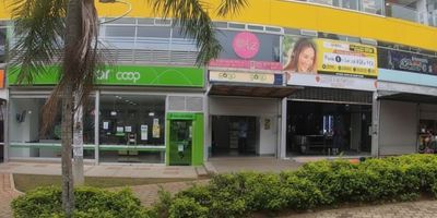 ¡Oficina/Local con Conexión Total en Estación Niquía! ?


 
 ? Arriendo: $1.500.000
 
 
 ? Venta: $150.000.000
 
 
 ? Área: 32 m² (5to Piso) con Baño Privado ?
 


? ¡La Ubicación es la Clave! (Fácil y Estratégica)

Puntos de Referencia Famosos y Vecinos Importantes


 
 A un Puente de la Estación Niquía ?
 
 
 Vecino de Grandes Comercios ?: Estás al lado de centros comerciales muy visitados como Puerta del Norte y cerca de Homecenter
 
 
 Crecimiento Residencial ?: Alrededor del Centro Comercial hay muchísimas unidades residenciales
 
 
 Servicios Cerca: Tienes cerca el Hospital Marco Fidel Suárez y gimnasios como Bodytech
 


Movilidad y Rutas (Conexión sin Límites)


 
 Metro de Medellín ?: La Estación Niquía (Línea A)
 
 
 Terminal de Transporte: Es el punto de partida de muchas rutas de buses.
 
 
 Rutas de Bus ?: Pasan por el Centro Comercial y la Estación (Rutas Integradas y Municipales) que van hacia:

 
  
  Diferentes barrios de Bello (Quitasol, Terranova, San Martín, etc.).
  
  
  Otros municipios del Norte (Copacabana, Girardota, Barbosa).
  
  
  Medellín (Rutas circulares a la Oriental, Prado, etc.).
  
 
 


✅ ¿Por Qué Invertir en Este Local?


 
 Potencial vs. Precio: Actualmente, la afluencia es "moderada" (ambiente tranquilo), lo que permite un precio de arriendo bajo para una ubicación tan clave. ¡Aprovecha este momento!
 
 
 Tranquilidad Asegurada: Ubicado en el piso 5, tendrás un ambiente más tranquilo y exclusivo
 
 
 Comodidad Total: El Centro Comercial cuenta con 4 ascensores y vigilancia privada 24/7.
 


¡Es el espacio ideal (32 m²) para que tu negocio despegue con bajo costo inicial y la mejor ubicación!

¿Quieres dar el primer paso hacia tu nueva inversión o arriendo? Contáctanos para agendar una visita ?️
