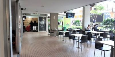 Local Comercial para la venta, primer piso en Mall Comercial de Bello, sector Niquia, muy cerca de la estación del metro y el centro comercial Puerta del Norte, cerca al tránsito y a diferentes zonas de comercio. Alto flujo peatonal, terraza exterior con mesas para uso común.
