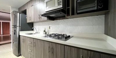 Tu nuevo hogar te espera en El Poblado en venta 90m² de comodidad y estilo. Ubicado en sector tranquilo y residencial cerca al centro comercial Oviedo, Carulla 24 horas,  cc comercial santa fe y cerca a la estación aguacatala. Este acogedor apartamento se distribuye en 3 habitaciones luminosas, 2 baños completos, cocina integral abierta, zona de ropas y un balcón con hermosa vista . Además, el apartamento goza de iluminación natural en todos sus espacios y 1 parqueadero privado doble lineal. El apartamento se encuentra dentro de una unidad cerrada con espacios para disfrutar en familia como salón social. Piscina, gimnasio y más. ¡No dejes pasar esta oportunidad única! Contáctanos ahora mismo.