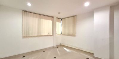 Oficina de 331 M2, ubicada en Primer, Segundo y Tercer piso, cuenta con cafetería, baños, depósito, salón amplio, 19 espacios para oficinas y pisos en cerámica. Cerca a Avenida Calle 13, Avenida 68, Centro Comercial Plaza Central, Transmilenio y RCN Televisión.