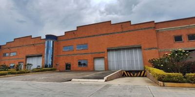 Se arrienda bodega de 3.130 m² ubicada en parque industrial sobre la vía Funza - Siberia , con excelentes especificaciones para operaciones logísticas e industriales. Cuenta con una altura libre de 8 metros hasta la cercha y 12 metros hasta la cumbrera , resistencia de piso de 5 toneladas por m² , y capacidad eléctrica instalada de 35 kva . Dispone de 3 muelles de carga , dos de ellos a nivel y equipados con plataformas eléctricas.
