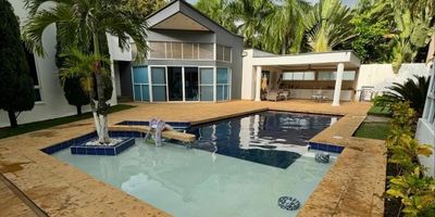 SE VENDE CASA EN CONDOMINIO EN LA
MORADA JAMUNDÍ
Área lote: 1.500m2
Construido: 450m2
1 solo piso
Sala comedor
Cocina moderna
Sala tv o Estudio
Habitación principal con baño y vestier independiente
3 habitaciones auxiliares con baño y closert
Habitación de servicio con baño
Zona de oficios
Terraza campestre
Piscina Jacuzzy
Sala de cine
Amplia zona verde
Hermoso jardín
Parqueadero 4 vehículos
Puerta eléctrica
Bodega
Cuanto de maquinas
Ventilada e iluminada
Acabados de.lujo
Administración 550
Zona de asados
Tiempo construcción: 10 años
Admón: 550.000
VALOR: $ 1.350.000.000