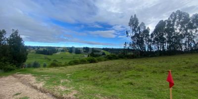 Atos Inmobiliaria ofrece en venta un lote ubicado en Oicatá, con una excelente área de 1.690 metros cuadrados. Cuenta con 21,36 metros de frente y 79 metros de fondo, ideal para desarrollar el proyecto que tienes en mente, ya sea de vivienda, inversión o uso agropecuario. Situado en un municipio cercano a las principales ciudades del departamento, ofrece fácil acceso y está rodeado de naturaleza, lo que lo convierte en un entorno tranquilo y privilegiado. ¡No dejes pasar esta oportunidad! Contáctanos y agenda tu cita hoy mismo.