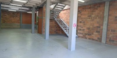 Excelente bodega para arrendar en Rionegro cerca del aeropuerto, con un área total de 287m2, distribuidos en 227m2 huella y 60m2 mezanine para oficinas, cuenta con energía trifásica 30 KVA, piso reforzado 5Ton, 10 mtrs de altura , red contra incendios, cocineta, parqueadero para visitantes con capacidad para 3 vehículos, unidad cerrada, excelente oportunidad para el desarrollo o impulso de tu empresa.$ 9.500.000 mas IVA, incluye el valor de administración e internet. 